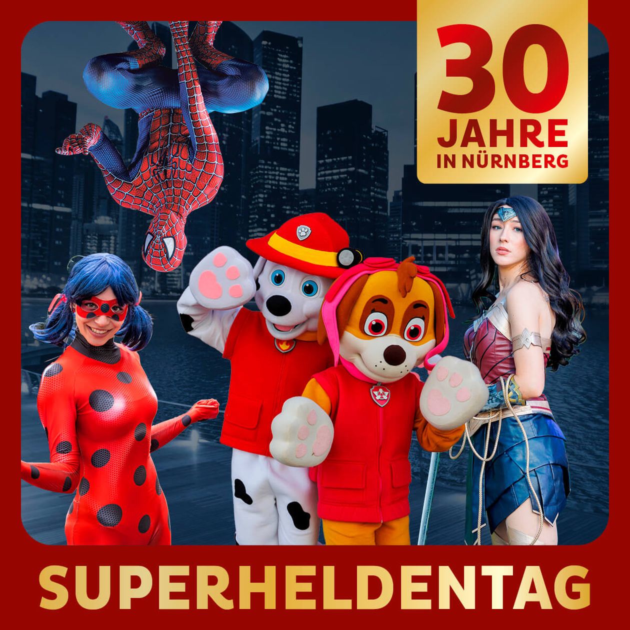 Superheldenfiguren in bunten Kostümen vor einer Stadtkulisse, darunter Spider-Man, Marshall und Chase von Paw Patrol. Text: "Superheldentag".