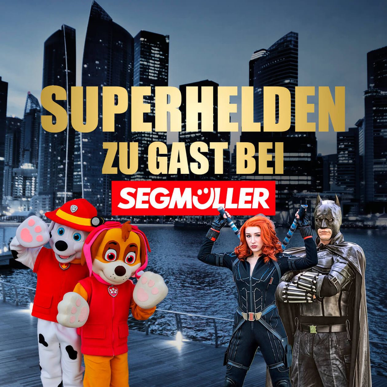 Kostümierte Charaktere, darunter bekannte Superhelden und tierische Figuren, posieren vor einer Stadtsilhouette. Text: "Superhelden zu Gast bei Segmüller".