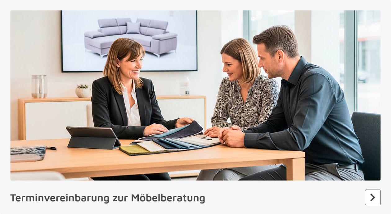 Ein Paar spricht mit einer Beraterin über Möbelstoffe, ein graues Sofa ist auf dem Bildschirm im Hintergrund zu sehen.