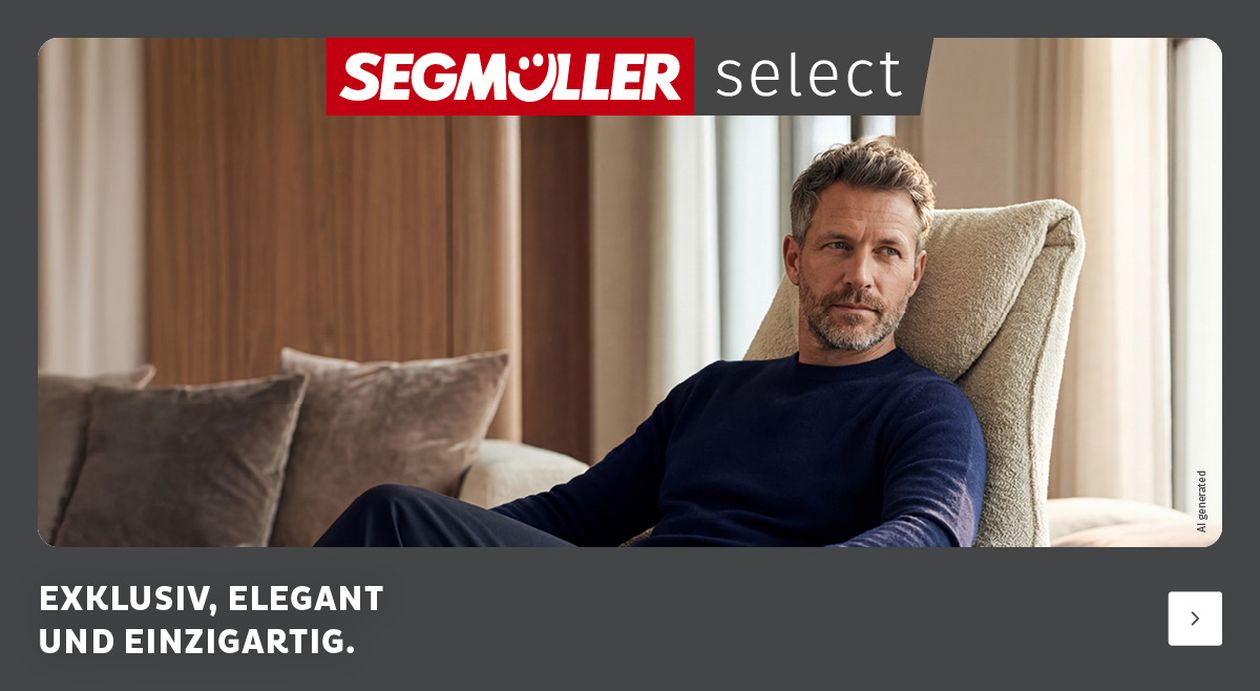 Ein Mann in einem blauen Pullover sitzt bequem auf einem beigen Stuhl. Die Select-Werbung wirbt mit Exklusivität und Qualität.