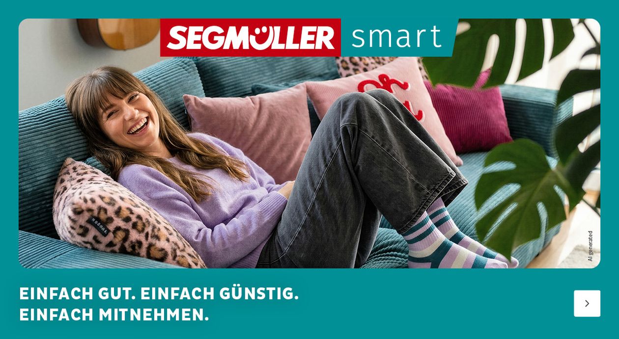 In einer Werbung für SEGMÜLLER Smart entspannt eine lächelnde Person auf einem türkisfarbenen Sofa mit bunten Kissen.