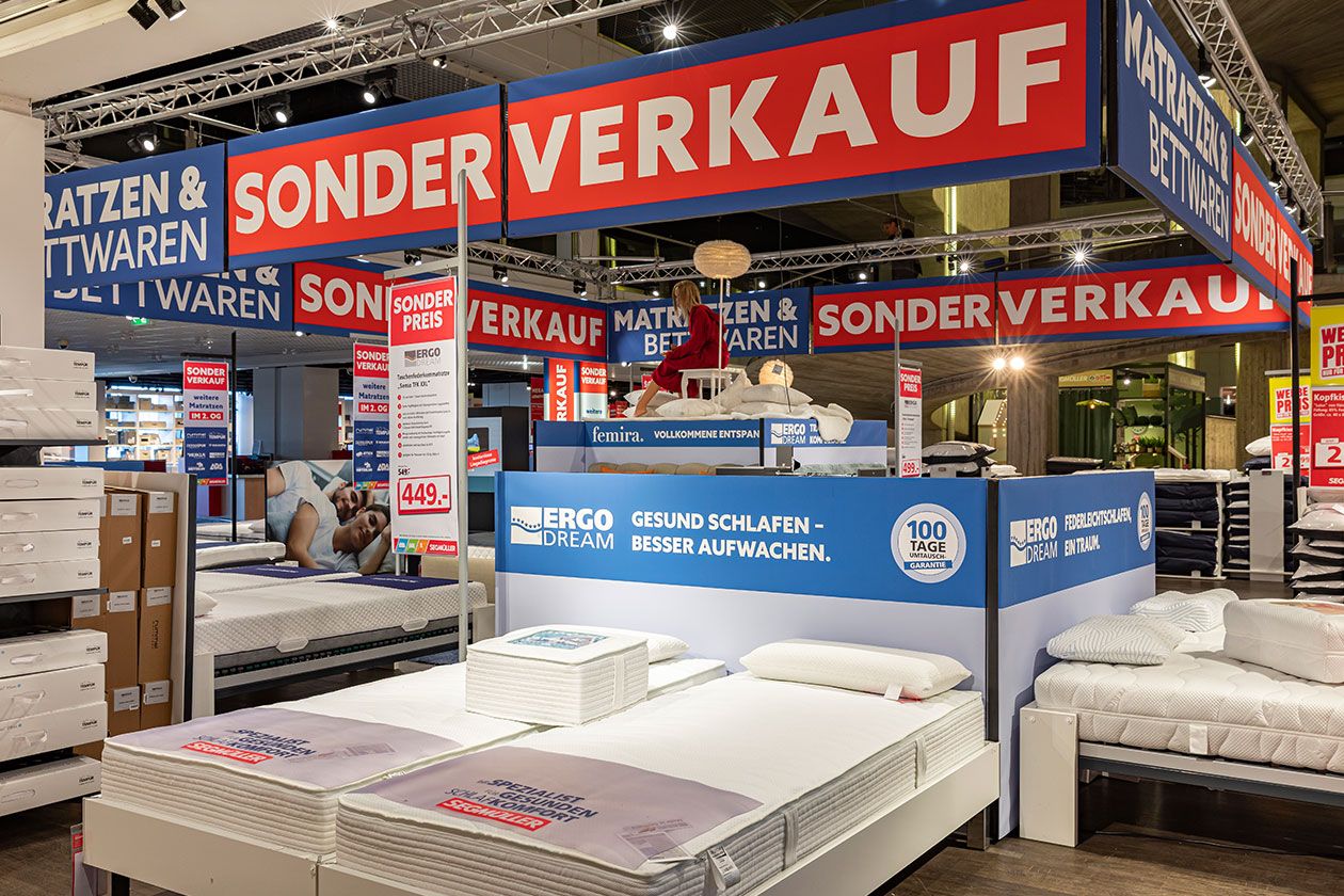 Blick auf den Matratzenbereich beim Matratzen & Bettwaren Sonderverkauf von SEGMÜLLER.