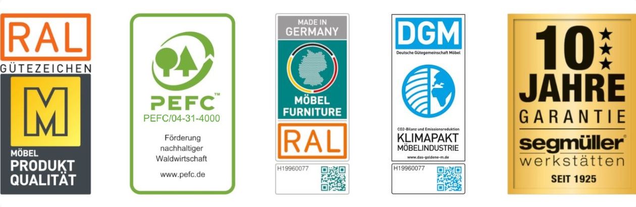 Nachhaltigkeitssiegel der SEGMÜLLER Werkstätten: Goldenes M, PEFC, RAL, DGM und 10 Jahre Garantie.