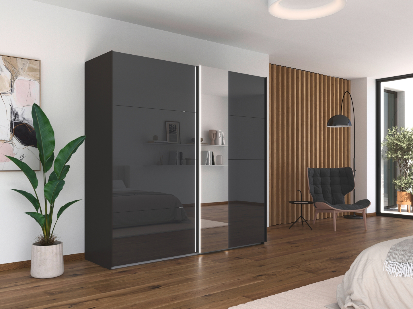 Der Schwebetürenschrank Formes von rauch ORANGE in einer basaltgrauen Variante mit Spiegel.