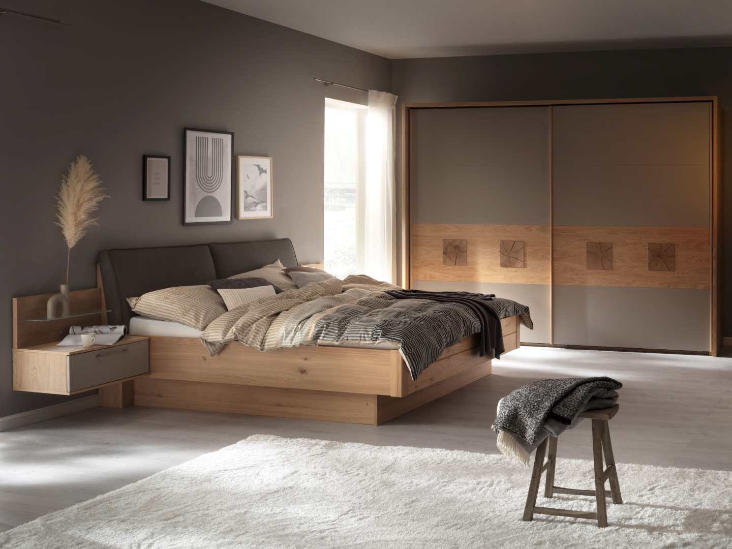 Das vierteilige Schlafzimmer-Set Multiline aus der SCHÖNER WOHNEN-Kollektion in Taupe mit Absetzungen in Hirnholz Wildeiche