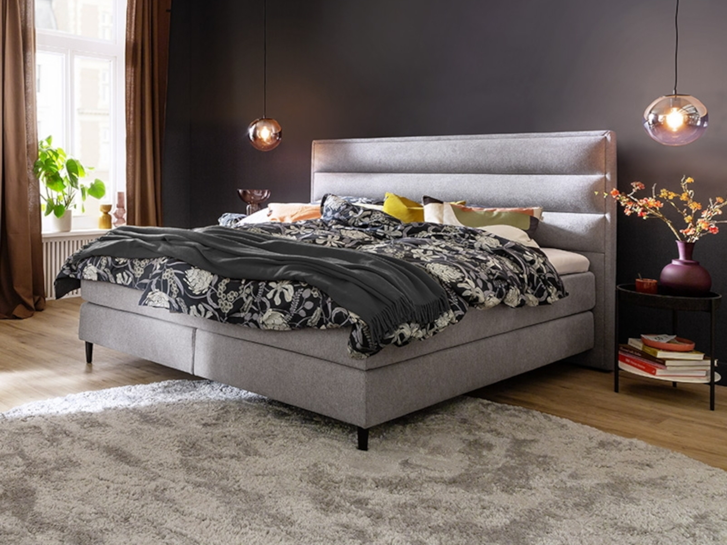 Das hellgraue Boxspringbett Portofino aus der SCHÖNER WOHNEN-Kollektion