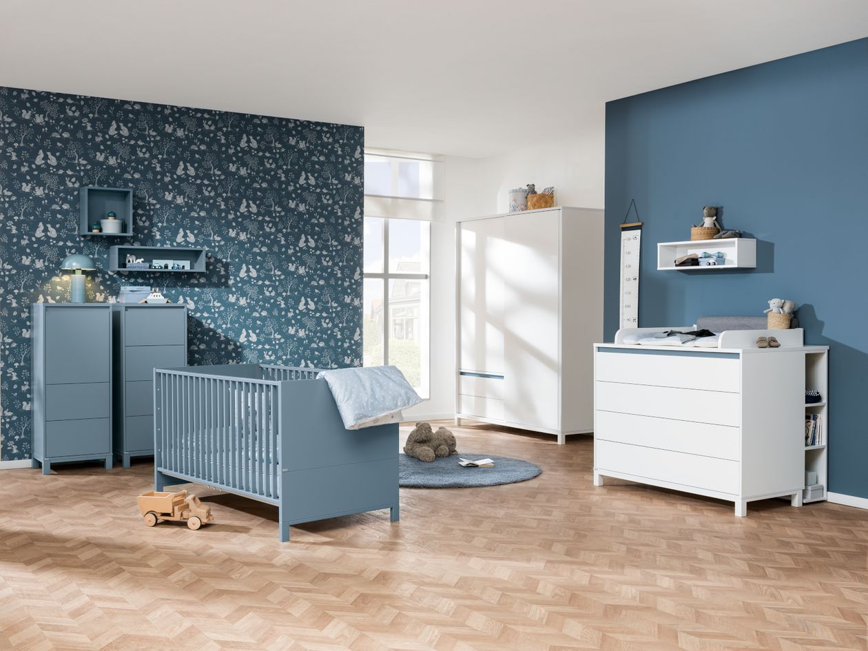 Ein Babyzimmer mit blauen Wänden, eingerichtet mit den blauen Möbeln der Paidi Serie Olli.