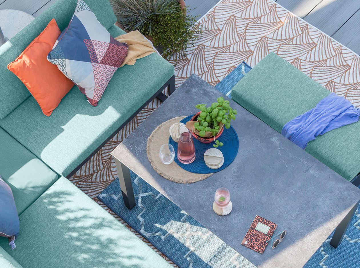 Teaser zur Stationären Sortimentsvielfalt: grüne Outdoorcouch von oben