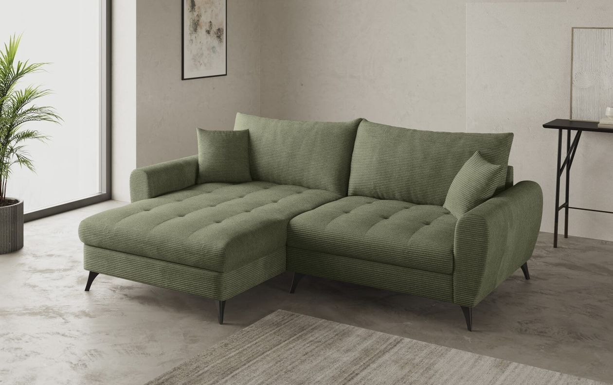 Grünes L-förmiges Sofa mit gepolsterten Kissen in einem minimalistischen Wohnzimmer. Beinhaltet eine Topfpflanze, abstrakte Wandkunst und einen kleinen Tisch.