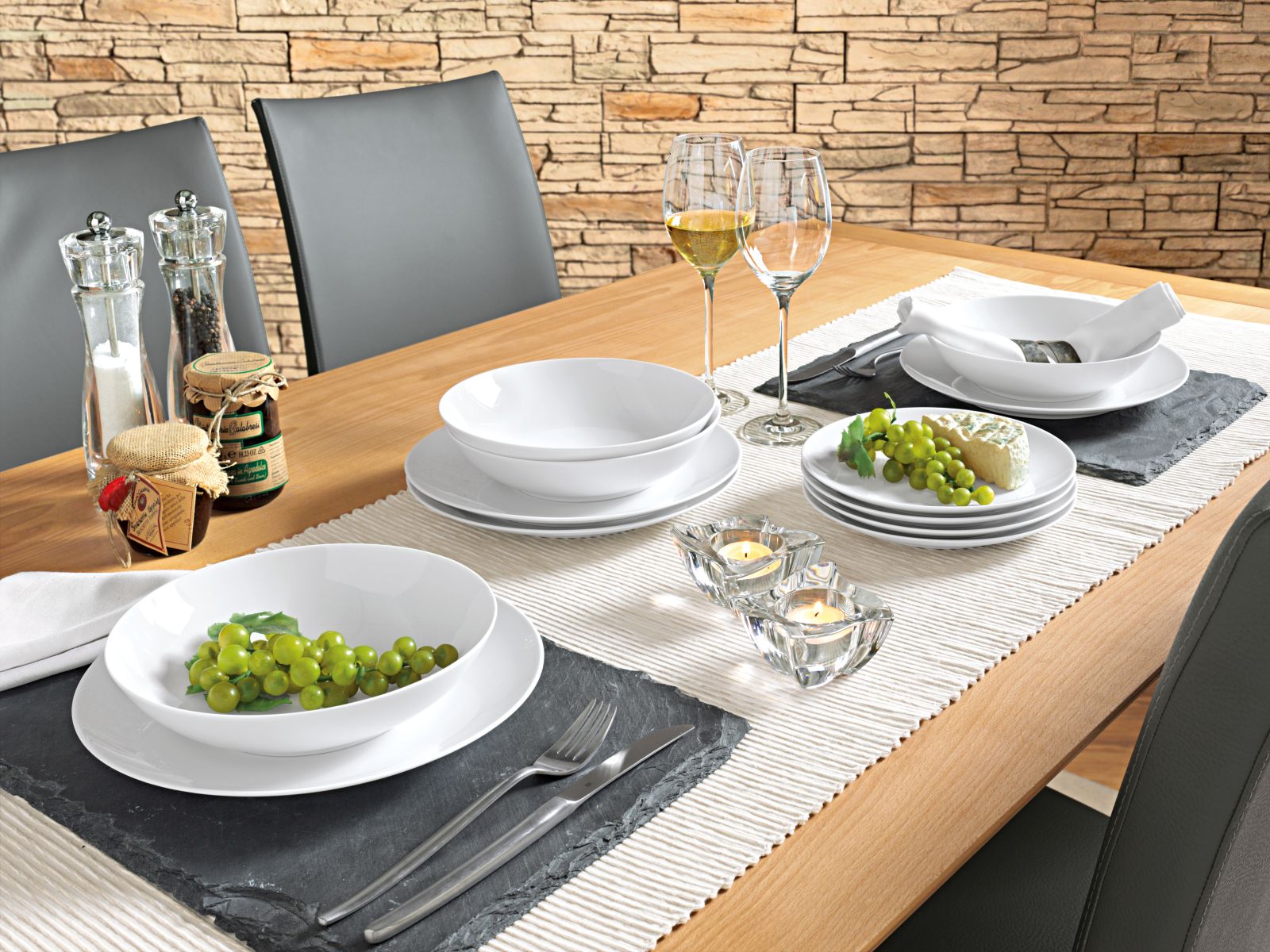 Auf einem edel dekorierten Holztisch stehen Teller und Schüsseln der Thomas-Serie Medaillon aus weißem Porzellan.