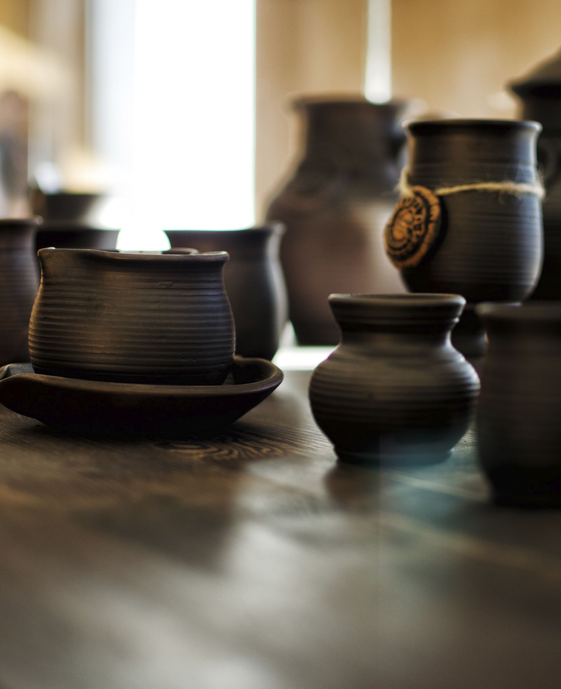 Traditionelle Schalen und Krüge aus dunklem Ton