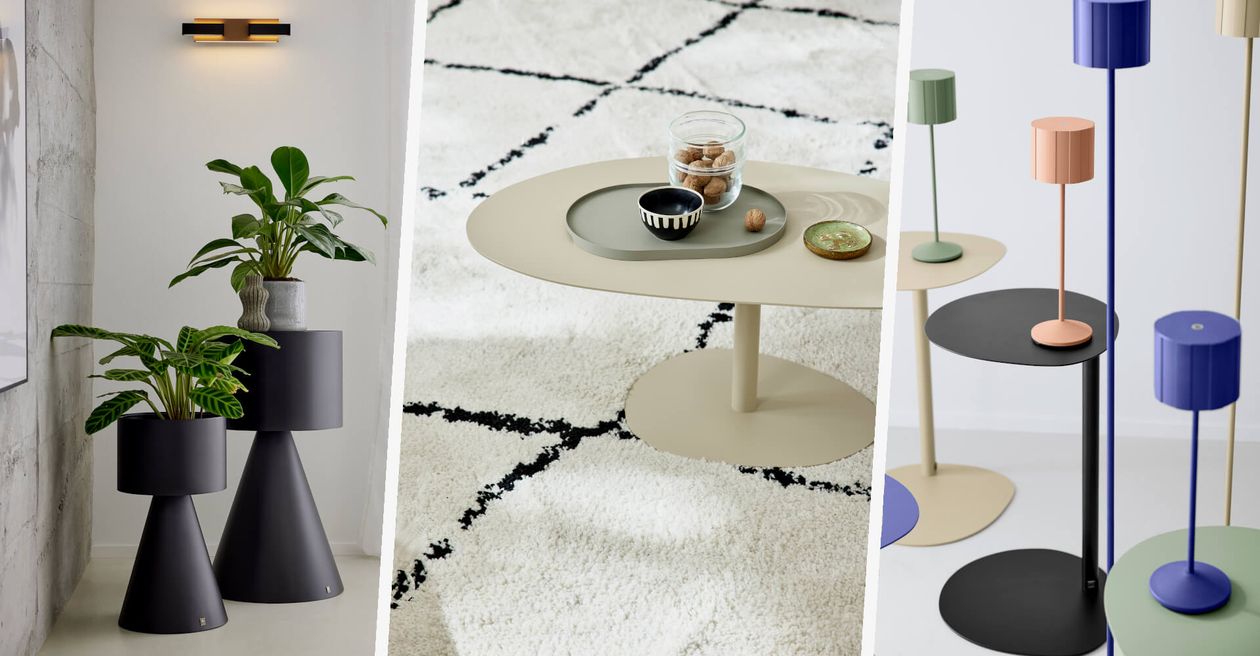 Moderne Einrichtungselemente: Pflanzgefäße auf Kegelständern, ein niedriger Tisch mit Dekor auf einem gemusterten Teppich und farbenfrohe, minimalistische Lampen.