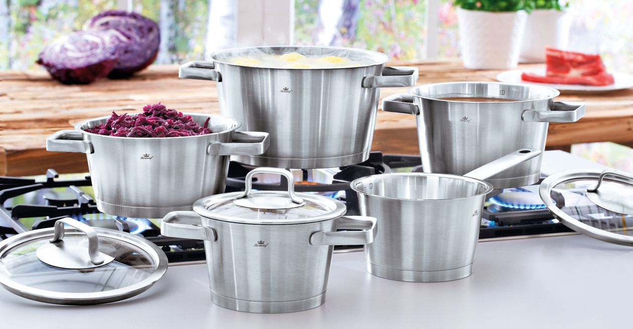 Das silberne Edelstahl-Topfset Oslo von Fürstenhof auf einem Herd