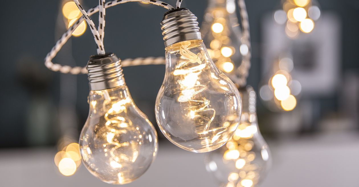 Stockfoto: Große Glühbirnen an einer Lichterkette