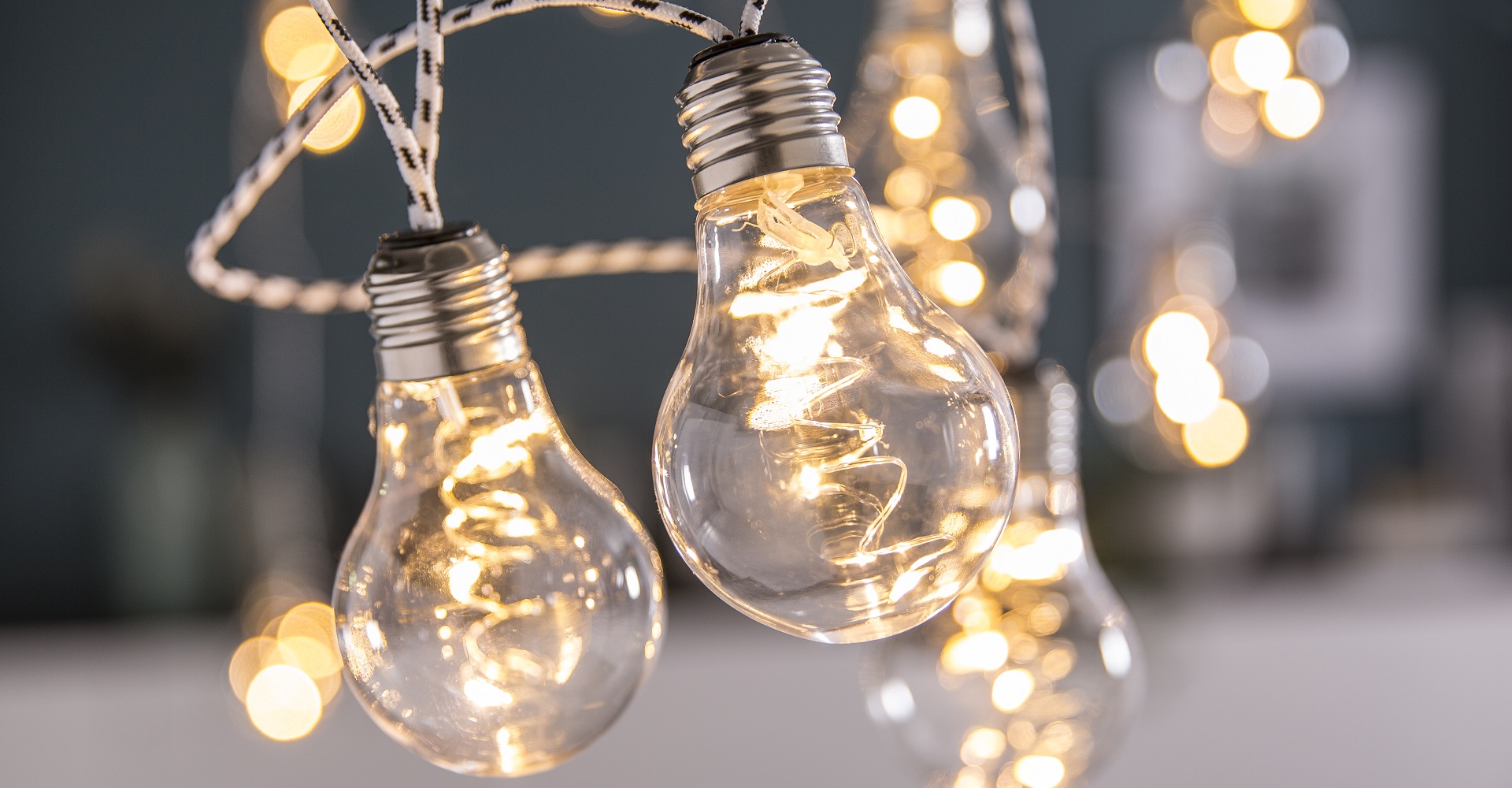 Stockfoto: Große Glühbirnen an einer Lichterkette