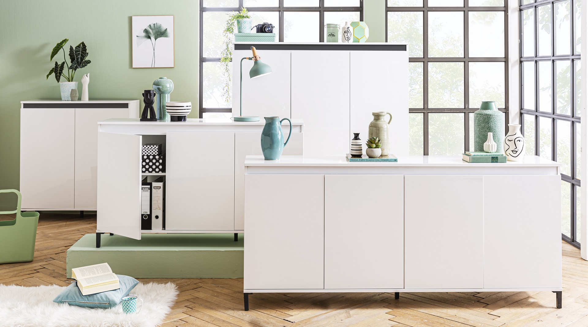 Sideboard Genio in weißer Holzoptik mit Türen in einem Arrangement mit weiteren Kommoden mit moderner Dekoration