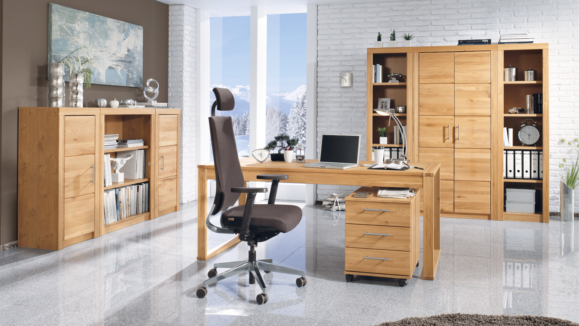 Helle Holzmöbel der Serie Kontor als Einrichtung eines modernen Büros mit dunklem Drehstuhl