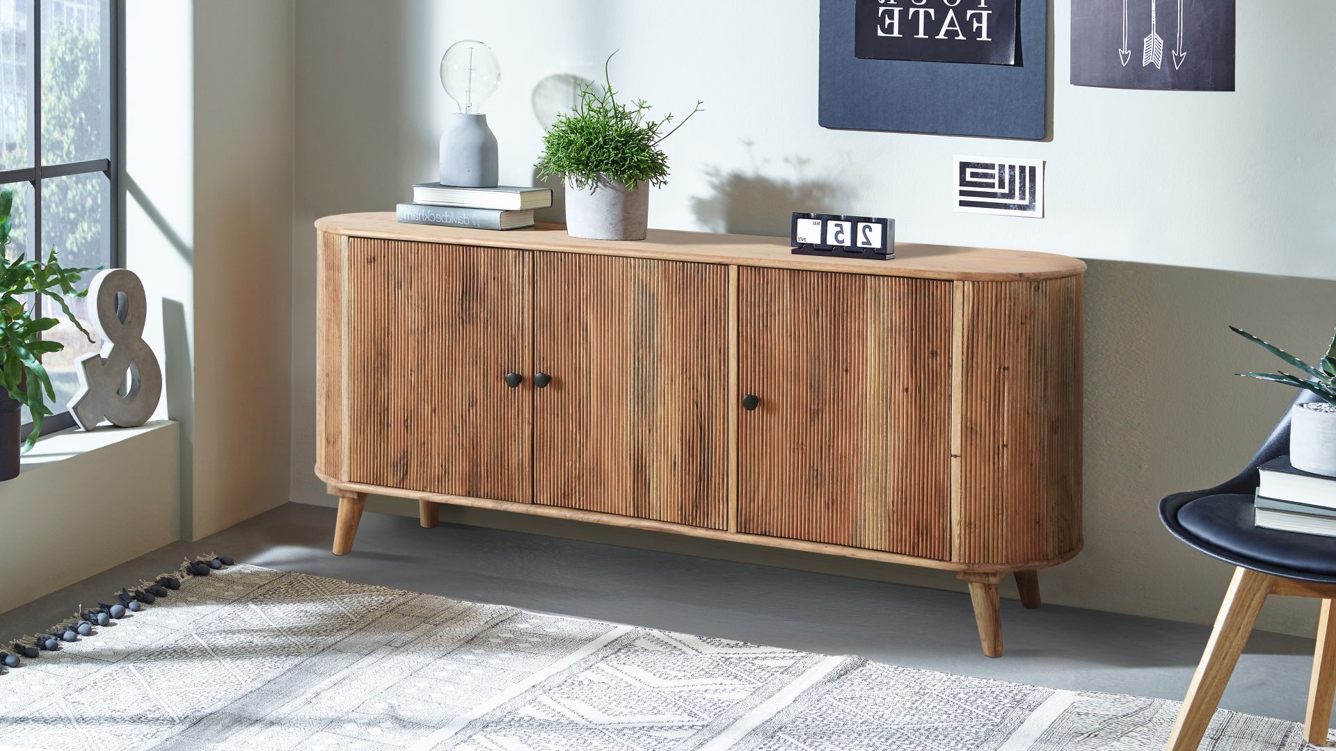 Die Kommode Bronx von Wolf Möbel aus Akazie hat 3 Türen und 2 Einlegeböden