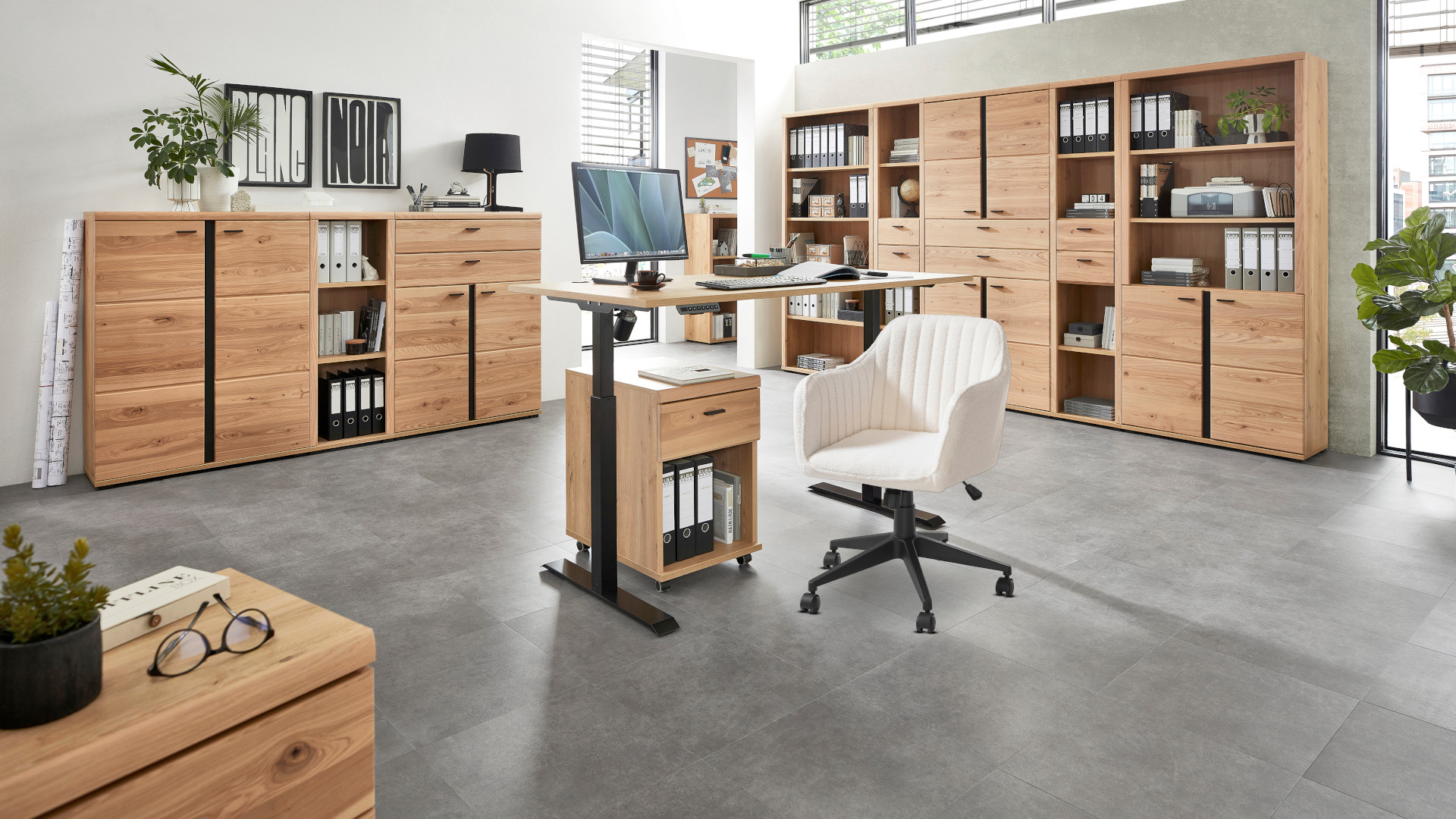 Modernes Arbeitszimmer mit bequemen, weißem Stuhlsessel und Holzmöbeln der Serie Sonos von Innostyle