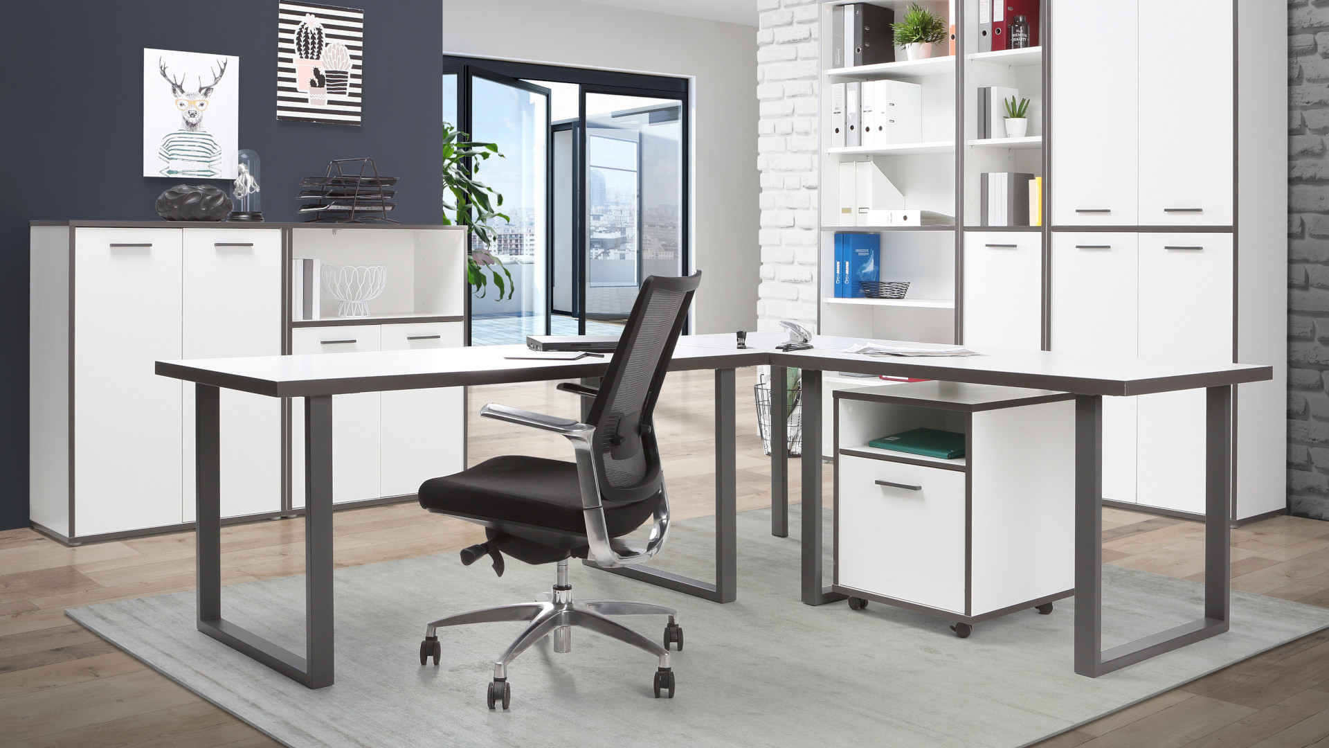 modernes Arbeitszimmer mit mit Möbeln der Serie Keflavic der Marke FORTE mit weißen Flächen und grauen Beinen und Rahmen