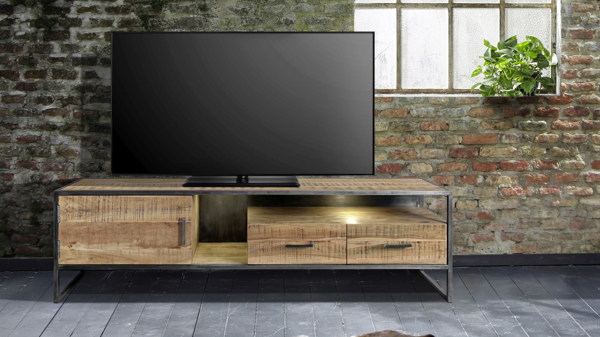 Das rustikale TV-Lowboard Tucson von Wolf Möbel aus Akazie mit einem Gestell aus Eisen.