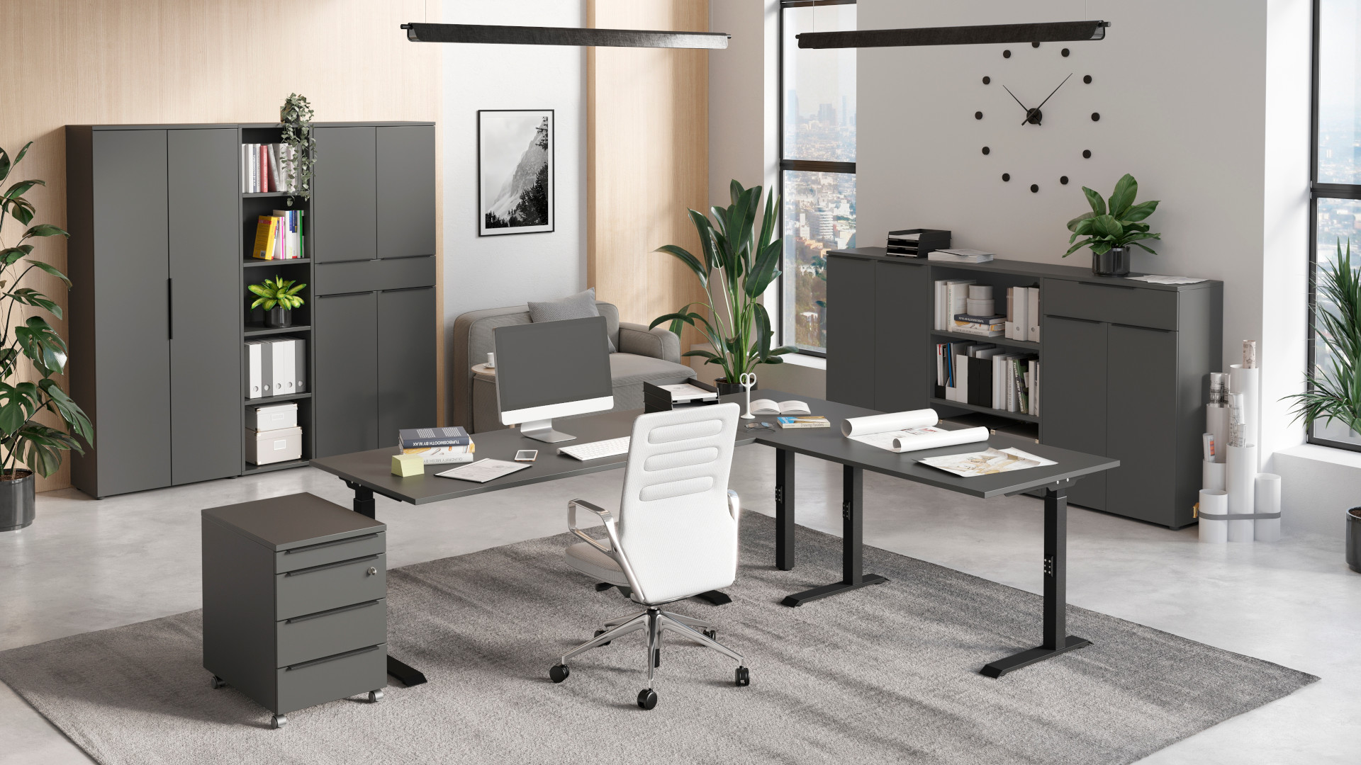 Elegantes Büro mit weißem Drehstuhl, großem, grauen Eckschreibtisch und grauen Büromöbeln der Germania-Serie Mailand