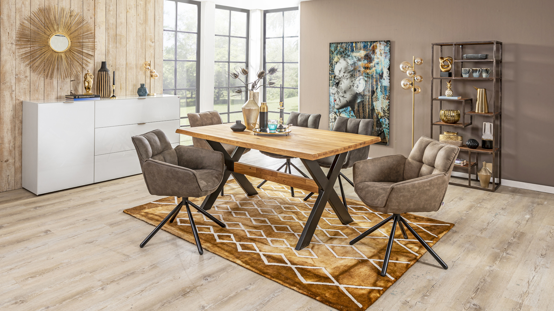 Ein Esszimmer in natürlichen Farben und Möbeln von set one by Musterring. Zu sehen ist der Esstisch Lakewood mit einer Eichenplatte mit Baumkante und Stühle des Modells Frisco in Taupe mit schwarzem Gestell.