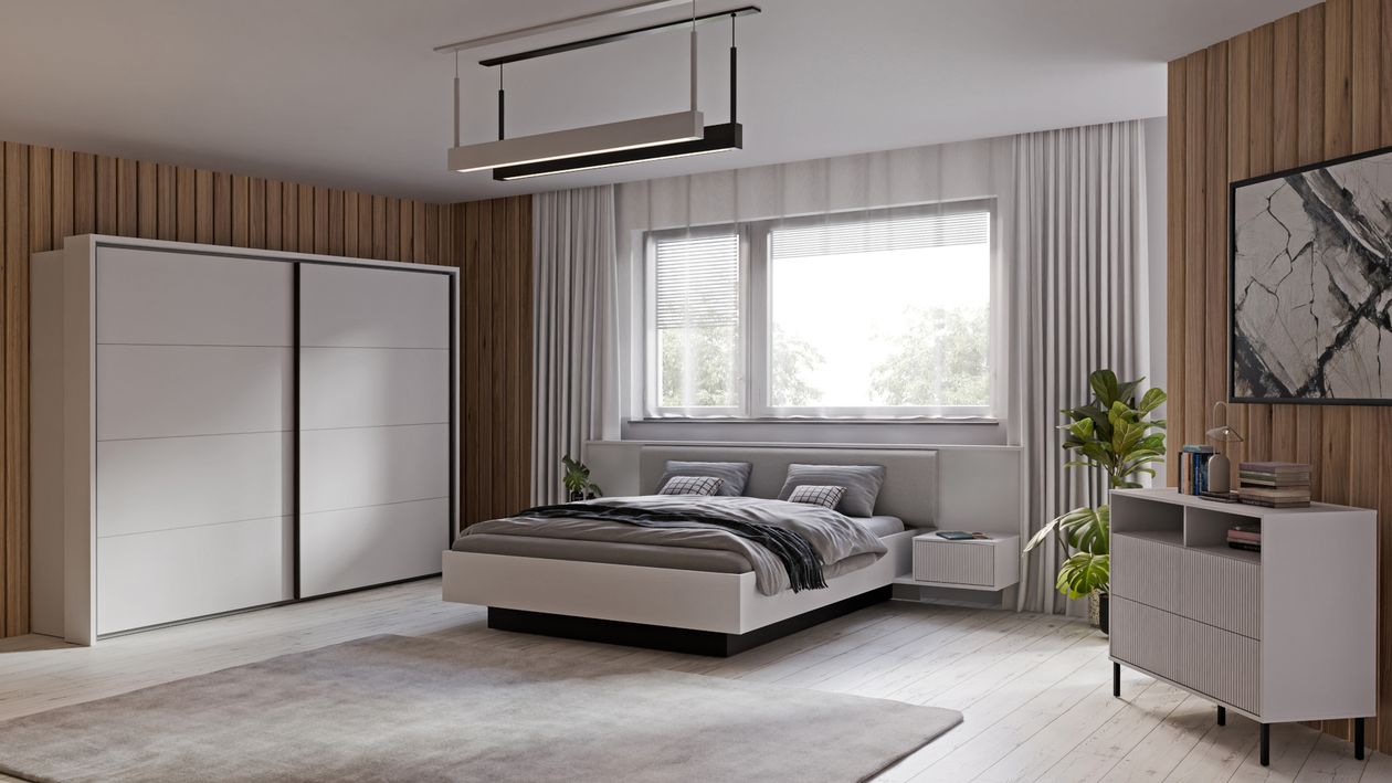 Ein modern und minimalistisch eingerichtetes Schlafzimmer mit großem Bett, weißem Schwebetürenschrank, hellem Holzpaneel an der Wand, großen Fenstern mit grauen Vorhängen