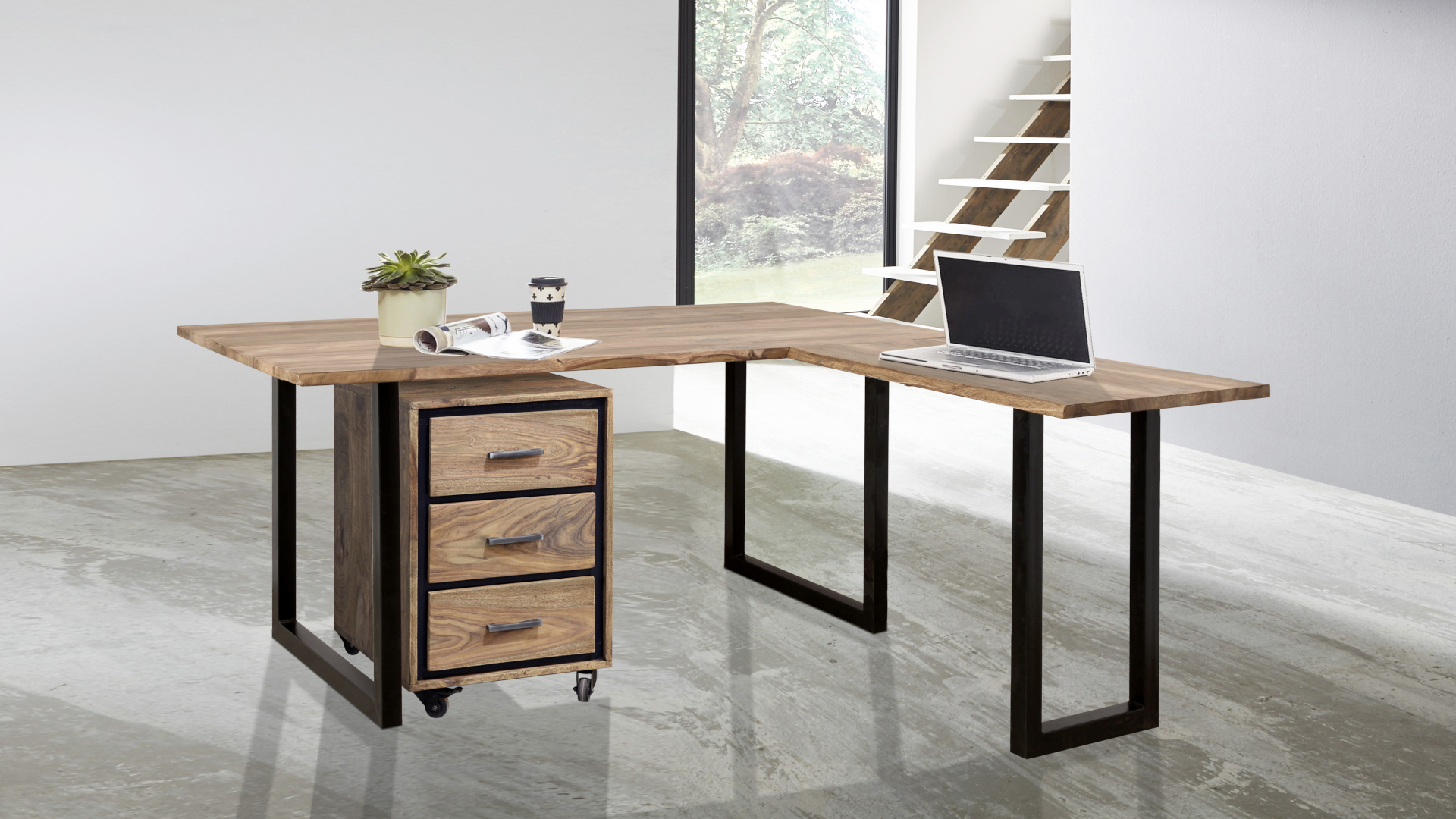 Der Schreibtisch Bandung von Wolf Möbel hat eine Platte aus Sheesham und ei Gestell aus Eisen. Der dazu passende Rollcontainer Bandung bietet 3 Schubladen und Rollen.