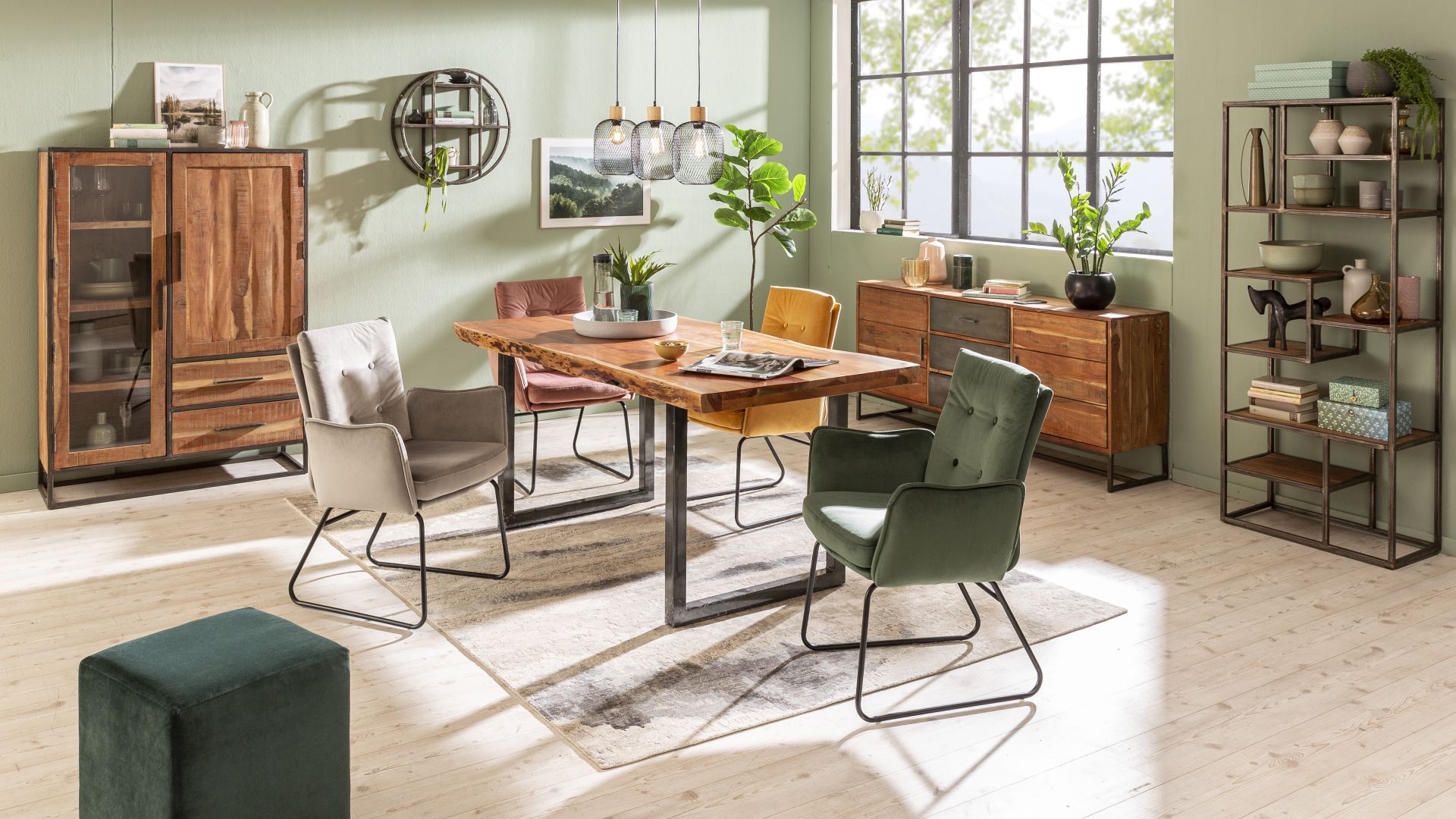 Ein Speisezimmer im modern Industrial Look mit Möbeln der Serie Spring von Wolf Möbel. Zu sehen sind unter anderem das Highboard Spring aus Akazie und Eisen und das Regal Spring aus den gleichen Materialien.