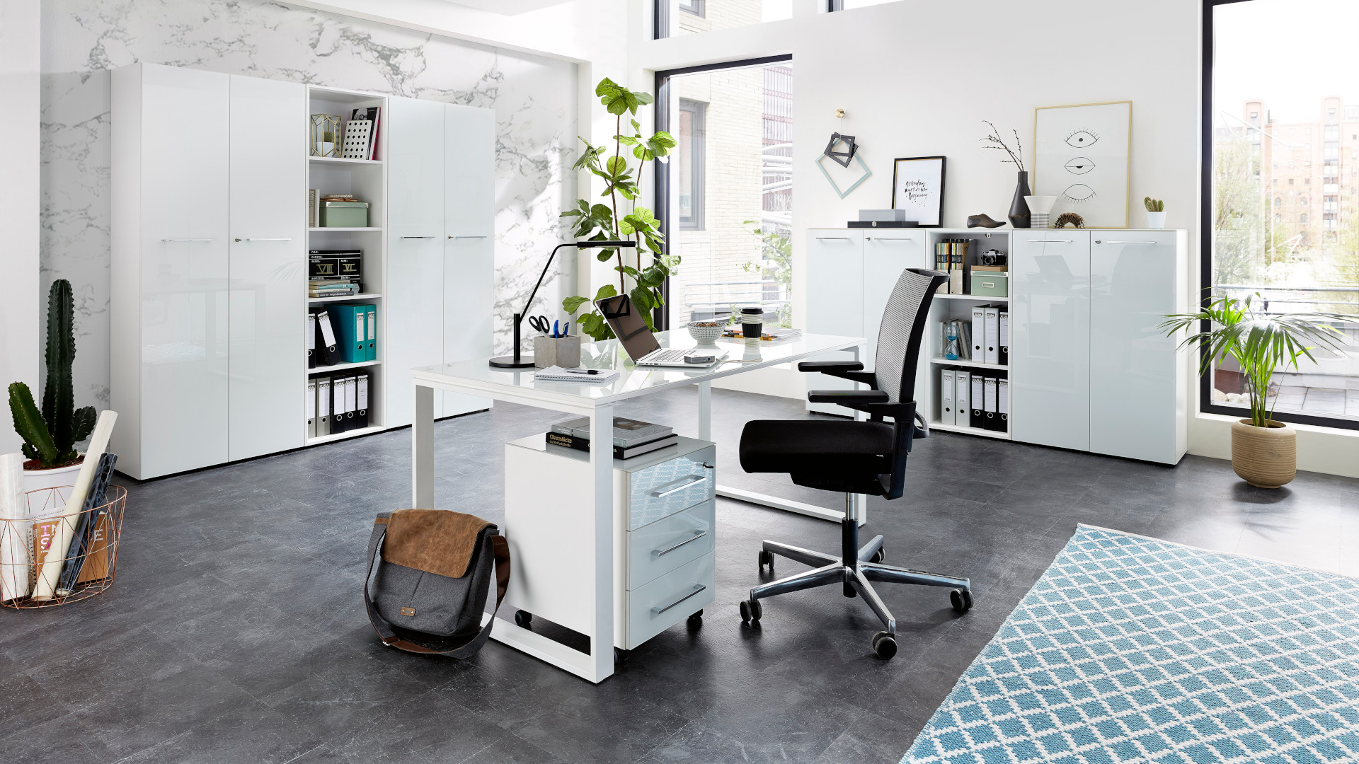 modernes Büro mit vielen Pflanzen und weißen Möbeln der Serie Monteria von Germania