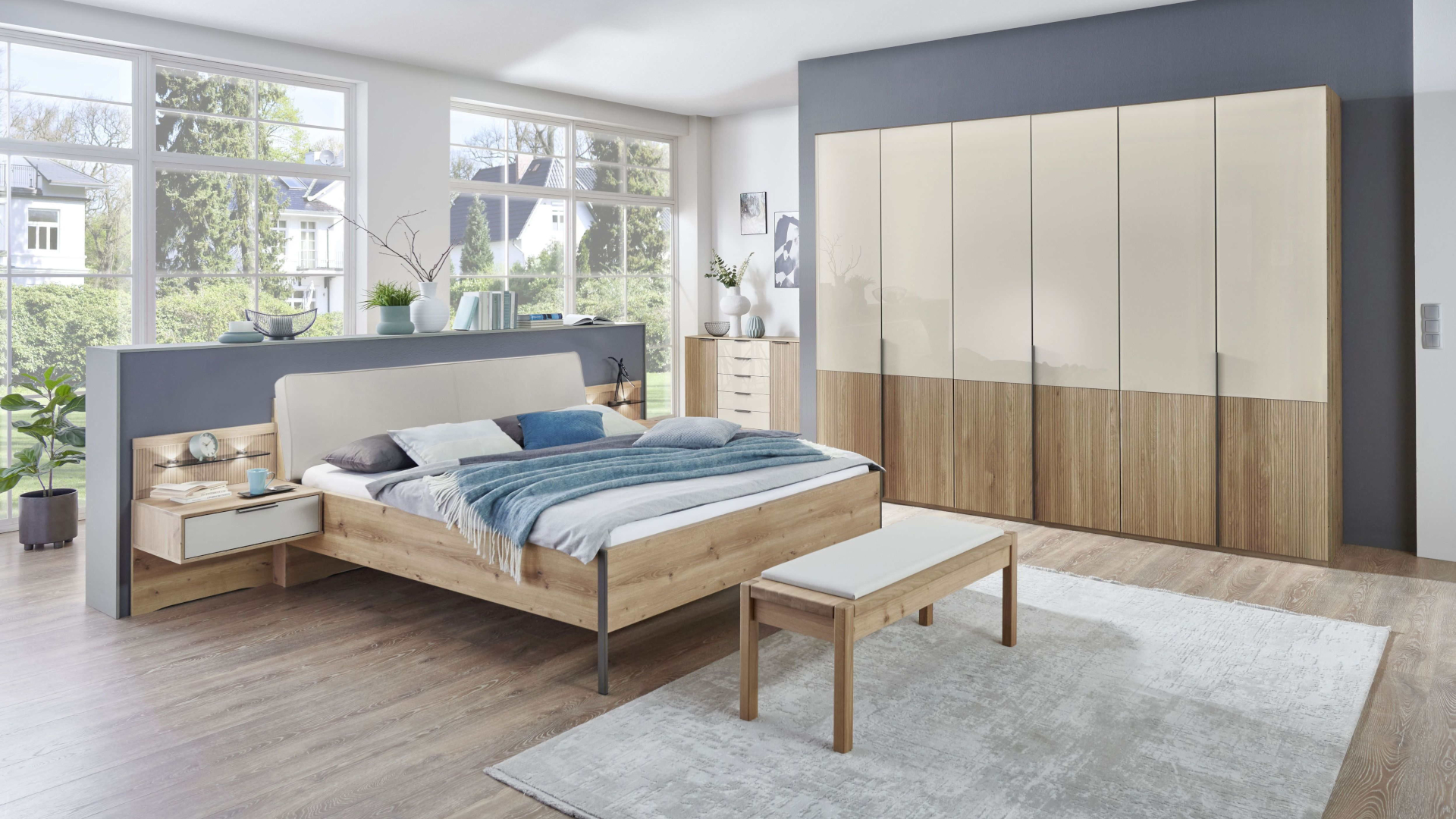 Das vierteilige Schlafzimmer-Set Valetta von Wiemann mit Elementen im Design Bianco-Eiche und im Farbton Champagner