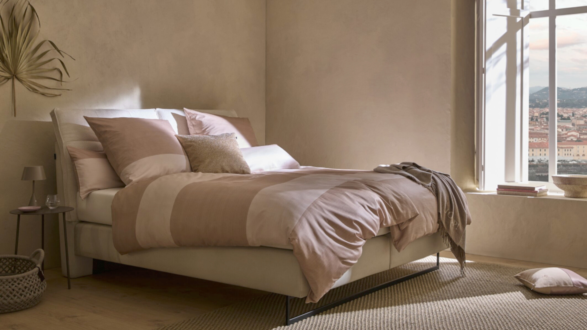 Helles, mediterranes Schlafzimmer mit der Bettwäsche Split in Nude von JOOP!