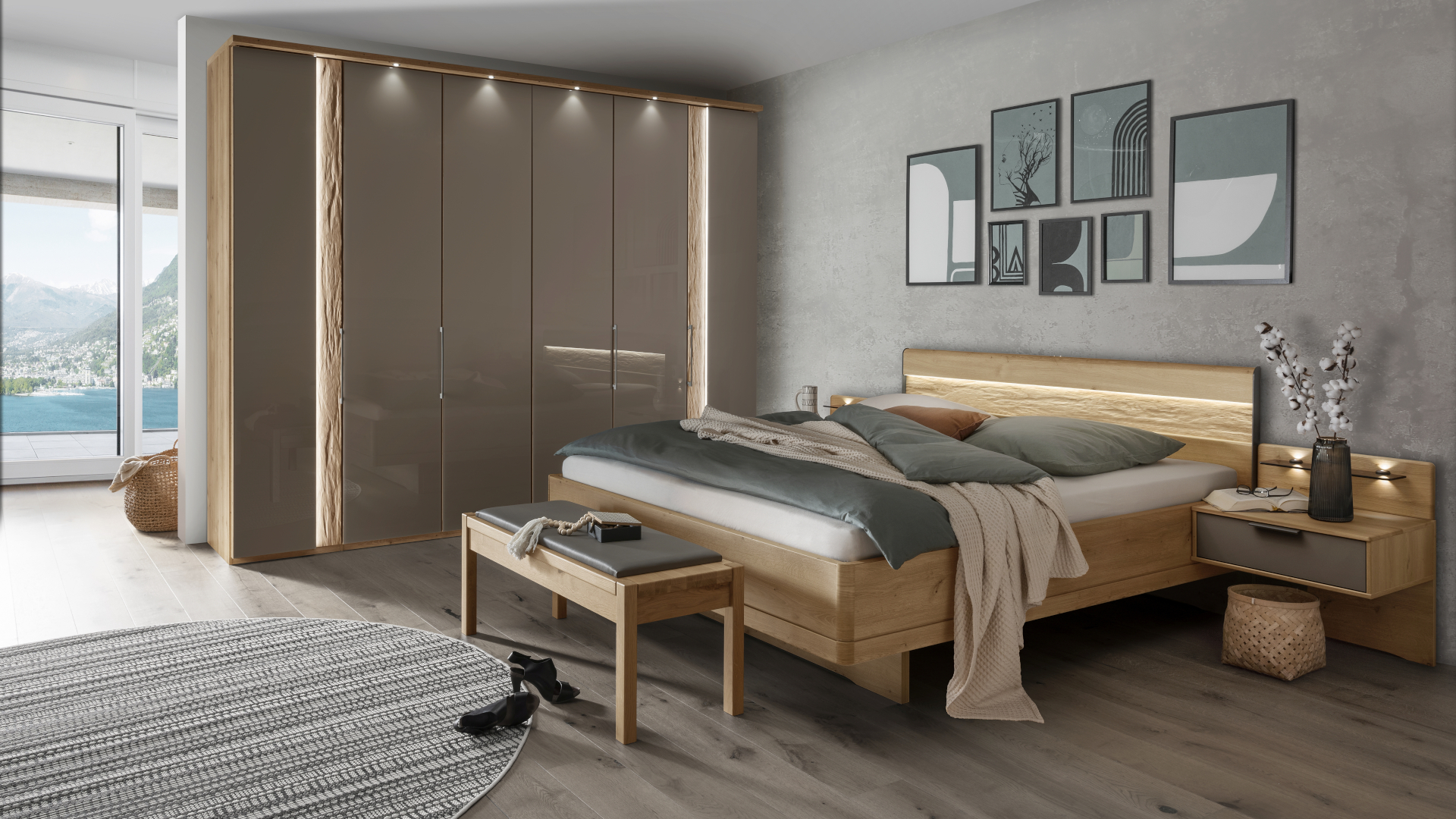 Das vierteilige Schlafzimmer-Set Vancouver von Wiemann mit Glastüren in dunklem Beige und  Elementen aus Eiche in Bianco