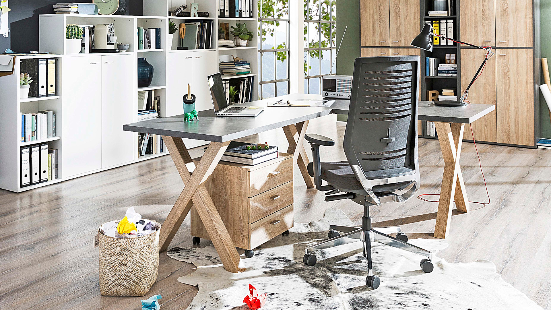 Modernes Büro mit einem großen Eckschreibtisch der Serie Mister Office von Mäusbacher mit gekreuzten Holzbeinen und einer grauen Platte