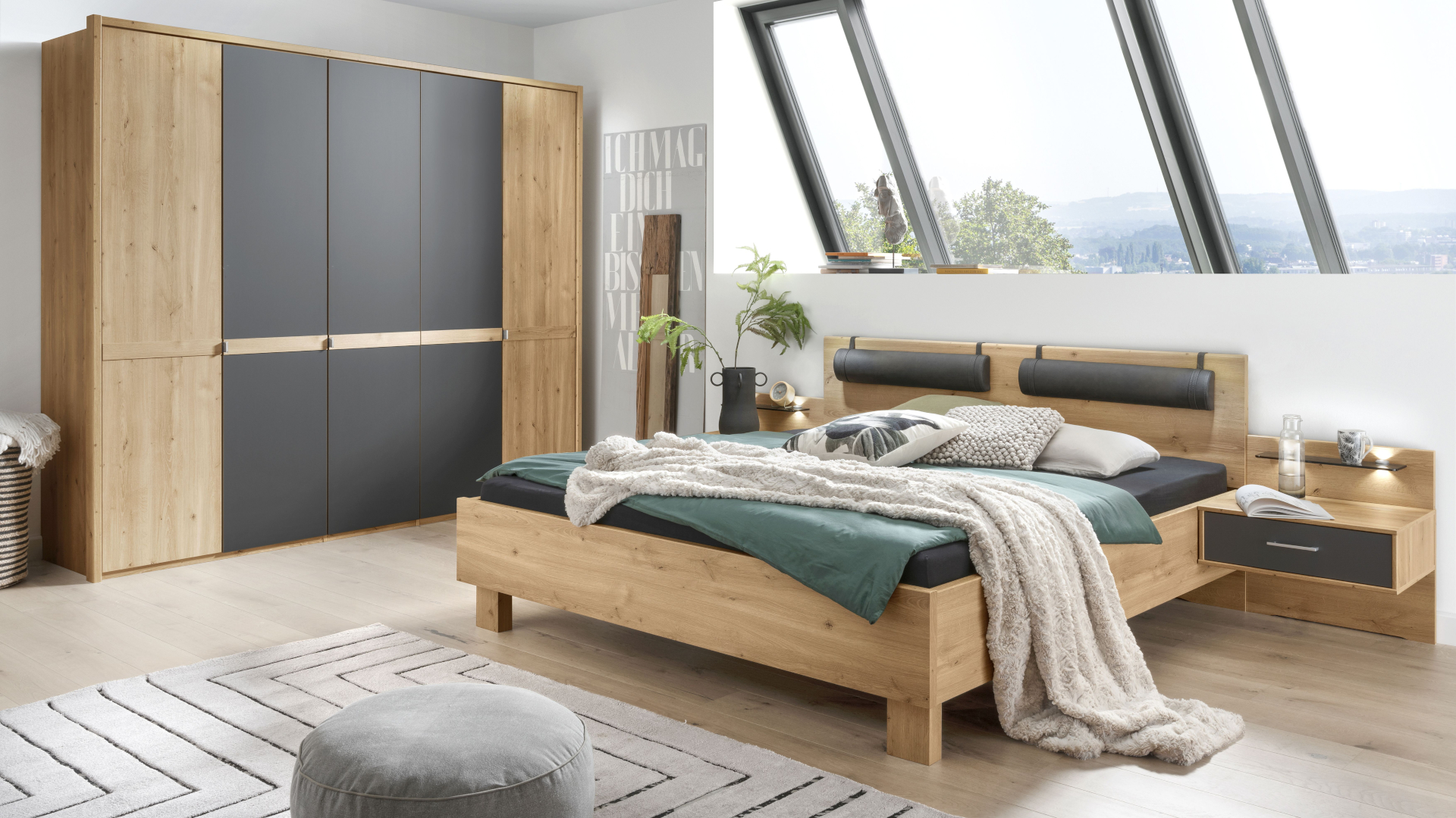 Die Schlafzimmerserie  Pasadena von Wiemann mit einem Bett mit Nachtkästen und einem Kleiderschrank aus Holz und grauen Frontelementen.