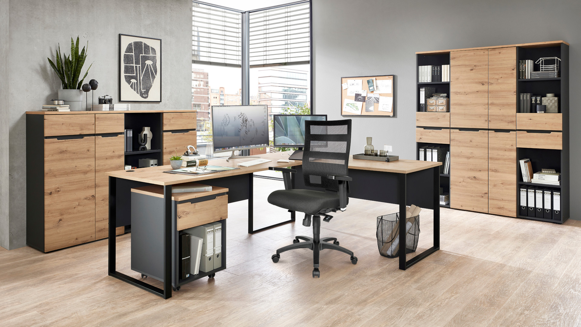 Modernes Arbeitszimmer mit Holzmöbeln der Serie Memphis von Innostyle mit schwarzen Seitenwänden