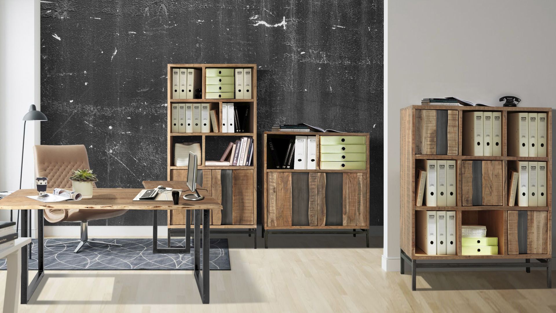 Ein Büro im Industrial Look, ausgestattet unter anderem mit dem Eckschreibtisch Live von Wolf Möbel aus Akazie und antiker Optik und dem Aktenregal Live aus den gleichen Materialien.
