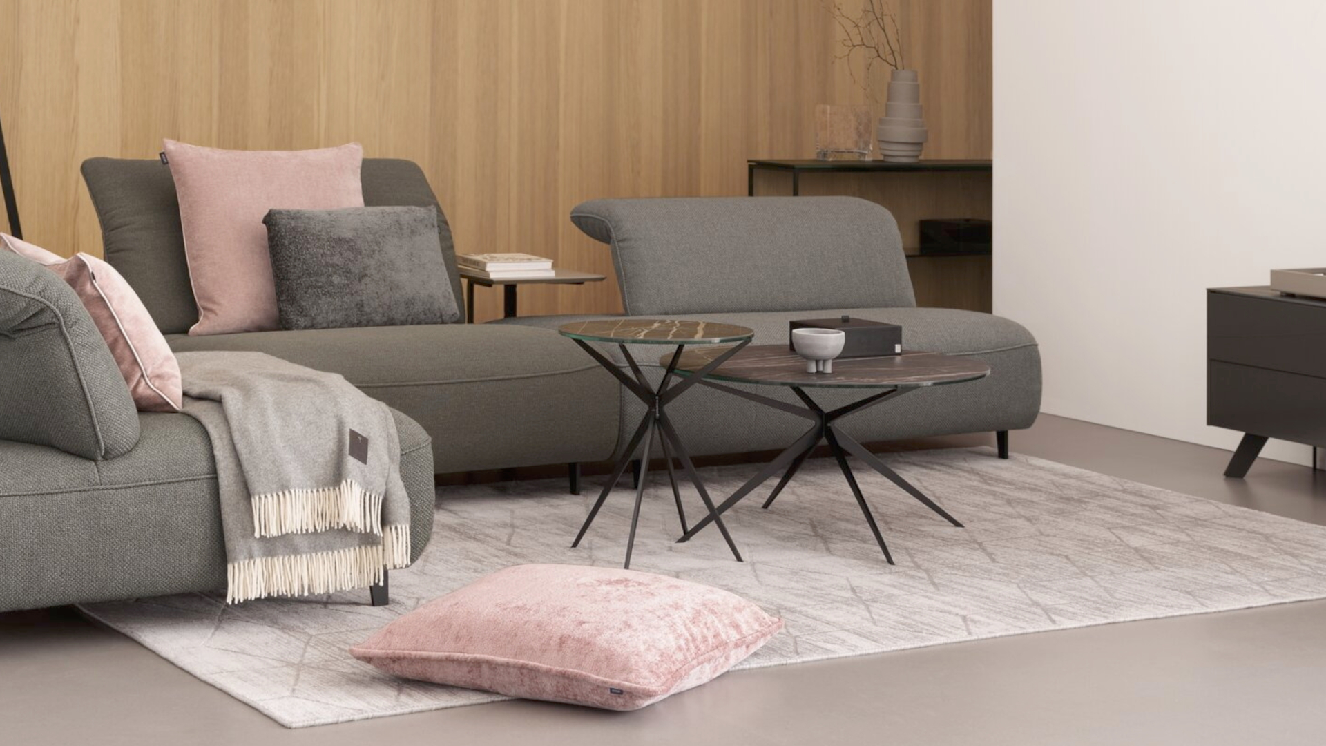 Wohnzimmer mit Möbeln von JOOP!: Ecksofa Pieces in Grau und natürlichem Grün mit dem Couchtisch Set Curves im Look schwarzen Marmors