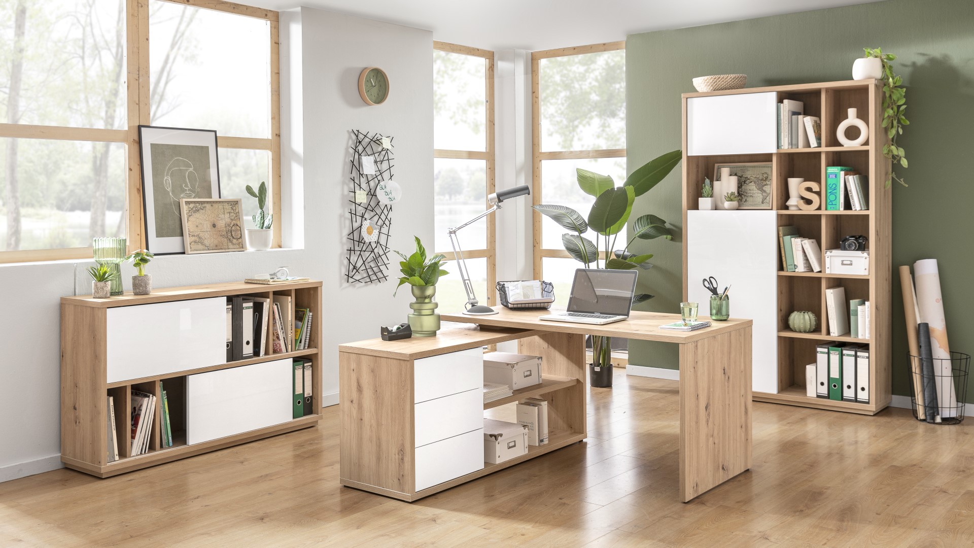 Modernes Homeoffice mit Holzmöbeln, einem Schreibtisch mit Laptop, Regalen mit Büchern und Pflanzen sowie großen Fenstern, die natürliches Licht hereinlassen.