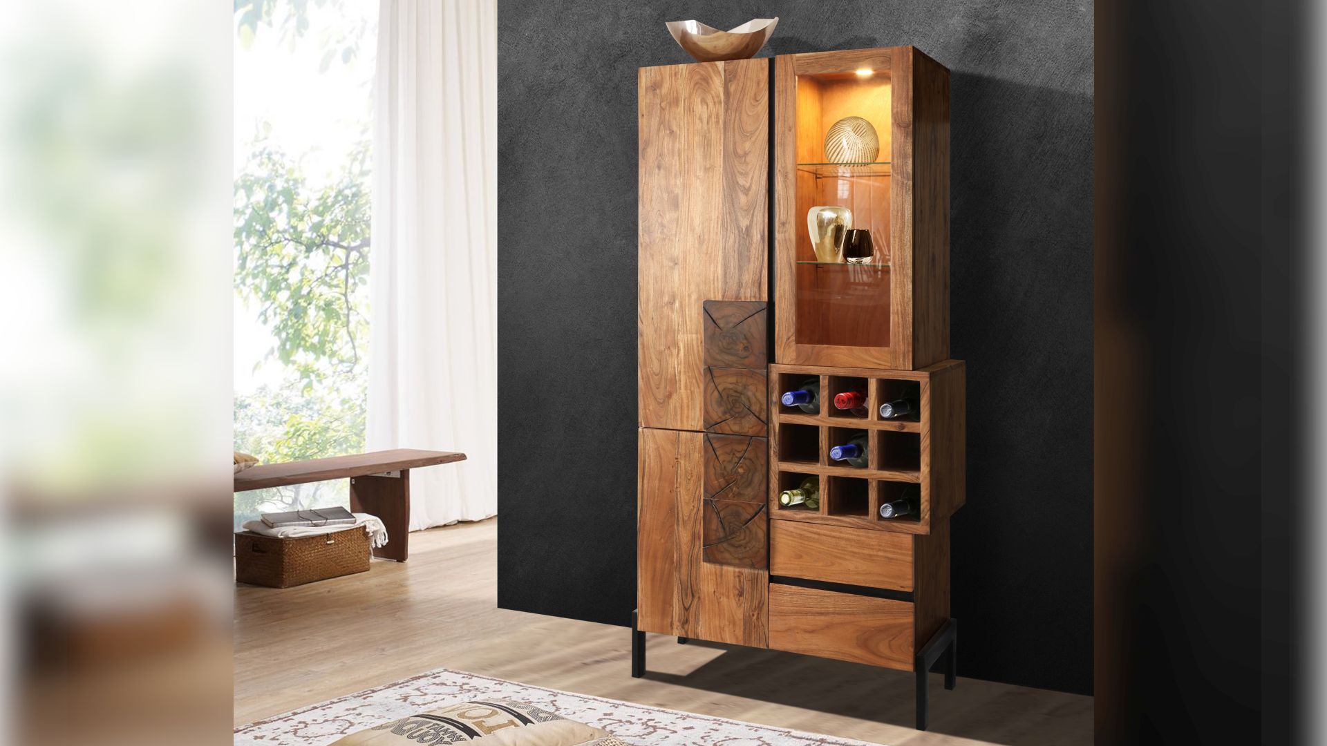 Die schicke Vitrine Root 1507 von Wolf Möbel ist aus Akazie gefertigt und bietet 9 Flaschenhalter.
