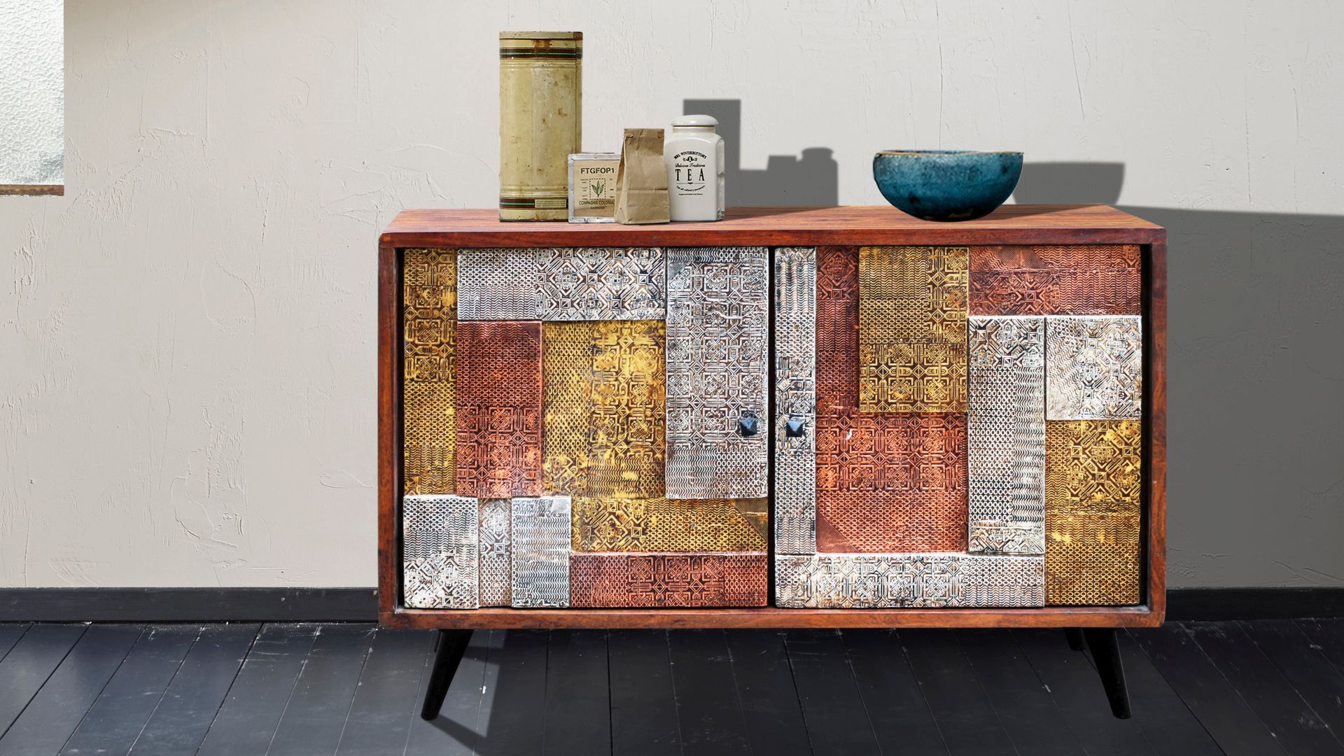 Die dekorative Kommode Orient von Wolf Möbel ist aus Akazie gefertigt und bietet bunte Fronten.