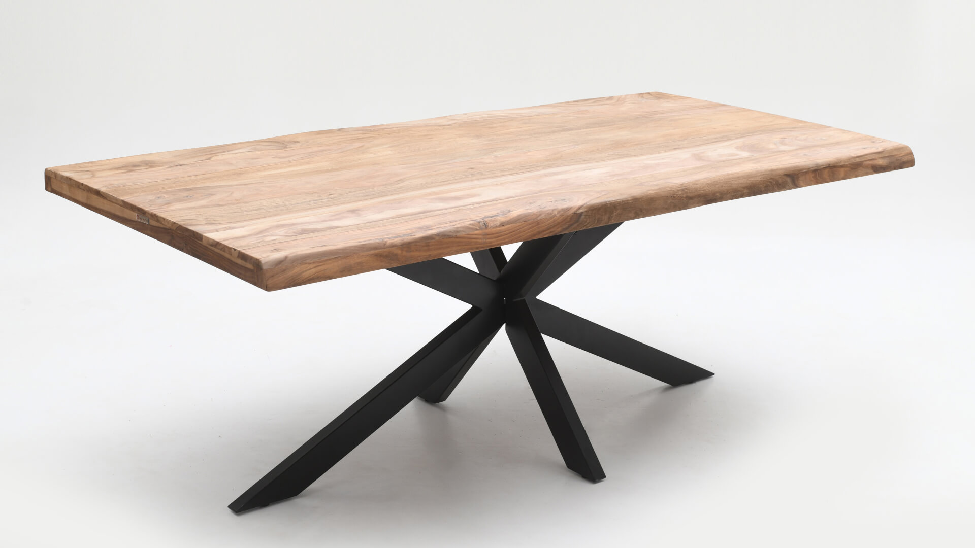 Ein rechteckiger Holztisch mit naturbelassener Oberfläche und schwarzen X-förmigen Metallbeinen auf weißem Hintergrund.