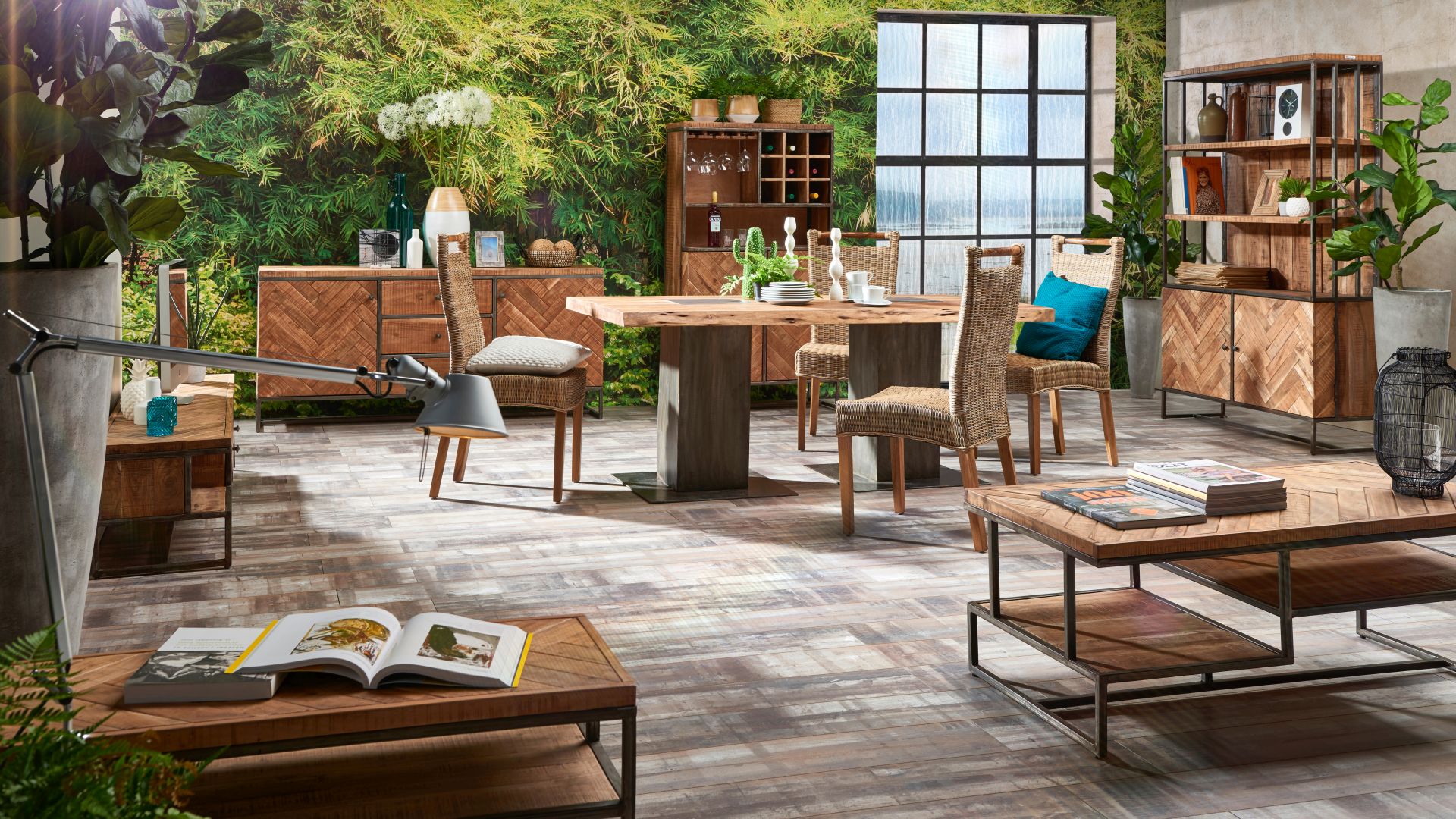 Ein Speisezimmer mit Massivholz der Serie Parquet von Wolf Möbel. Zu sehen sind unter anderem das Regal Parquet aus Akazie mit 2 Türen und der Barschrank Parquet ebenfalls aus Akazie und mit Fächern für bis zu 9 Flaschen.