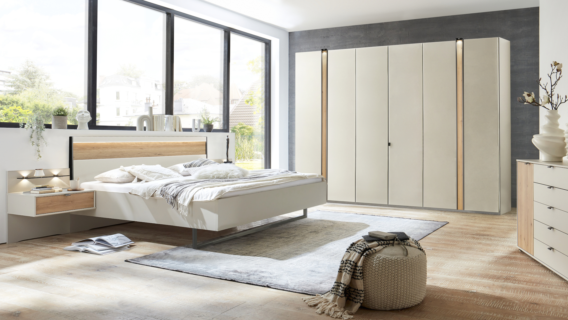 Das vierteilige Schlafzimmer-Set Marino von Wiemann mit Elementen in Dekorfolie in Champagner und Bianco-Eiche Nachbildung