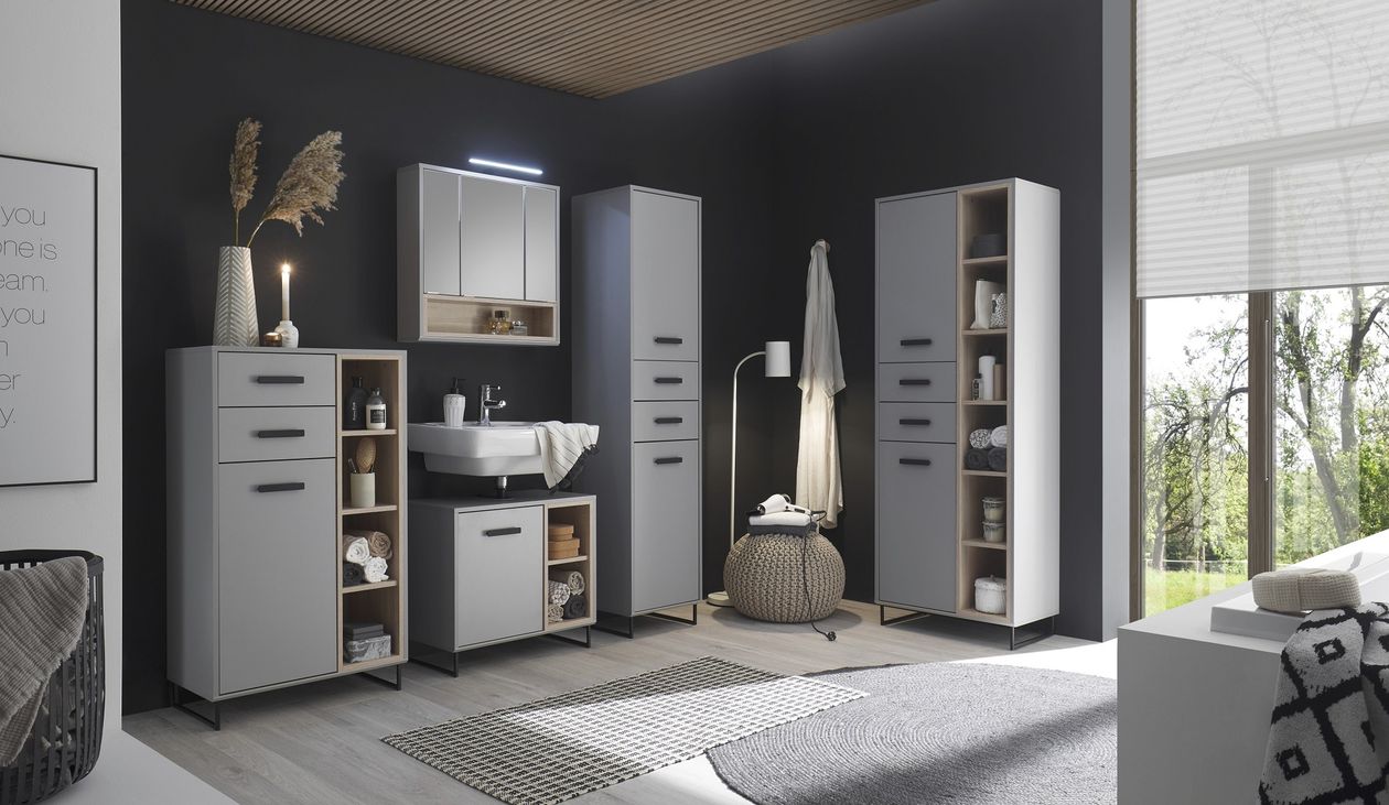 Waschbeckenunterschrank Tunis in grauer Holzoptik mit vielen dekorativen Ablageflächen in einem modern eingerichteten, dunkel gehaltenem Bad