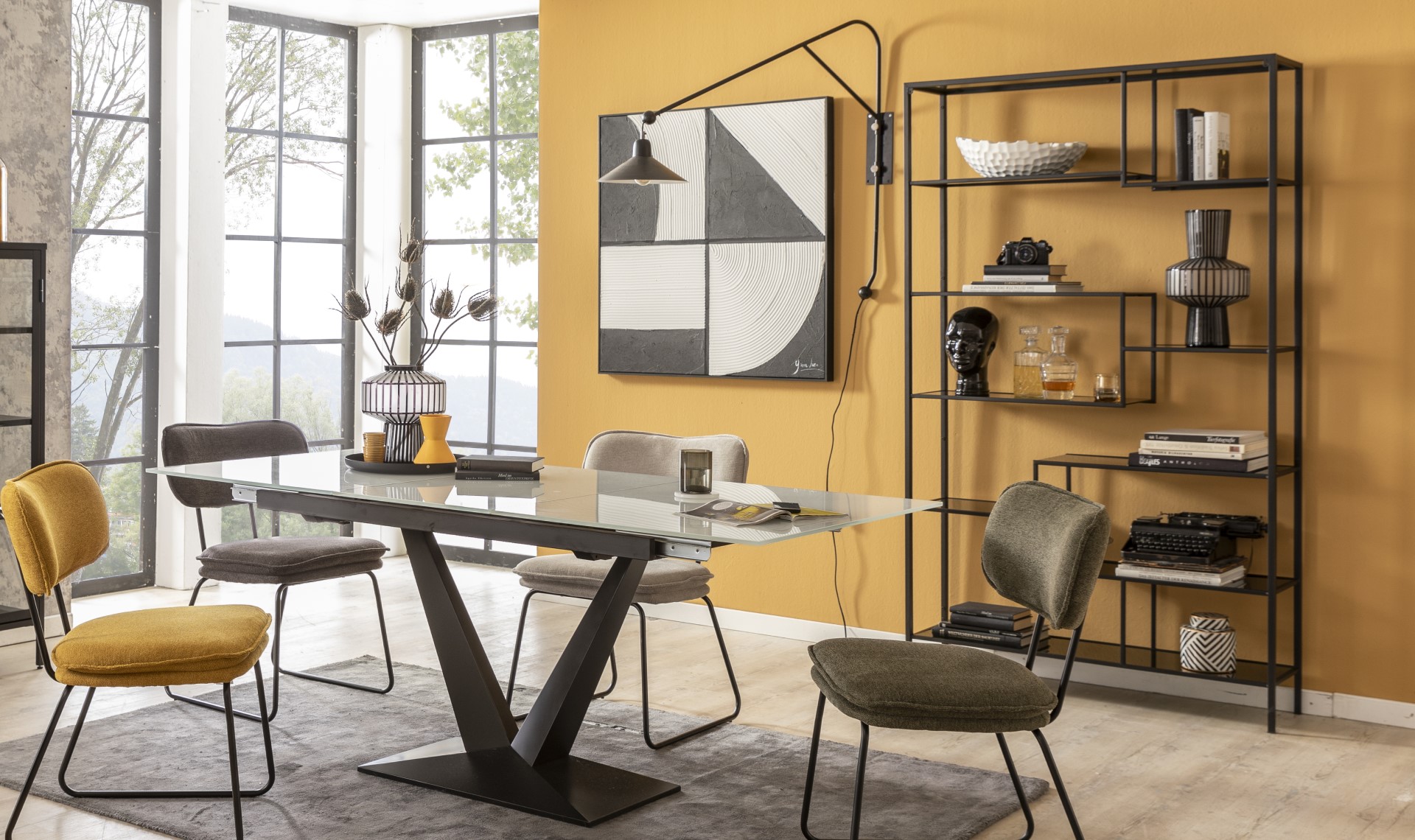 Regal Loft von KARE DESIGN aus schwarzem Stahl in einem modern eingerichteten Esszimmer