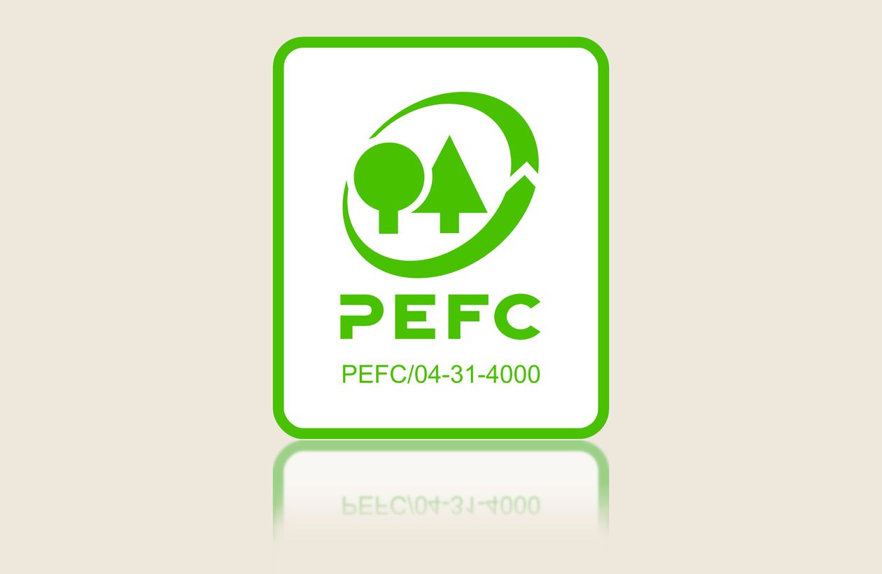 Grünes PEFC-Logo mit einem Kreis, Baumsymbolen und dem Code "PEFC/04-31-4000" darunter, vor hellem Hintergrund.