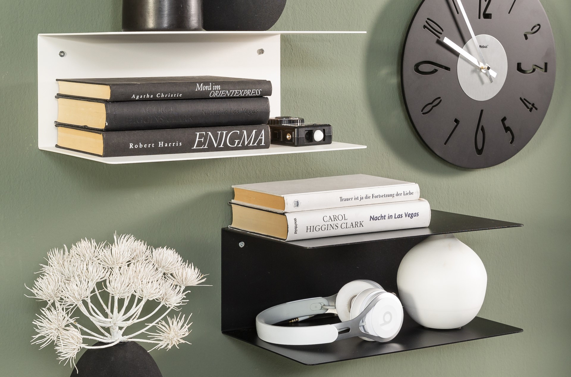 Wandregal Joliet aus dem Hause Actona aus schwarzem Stahl mit passendem Regal in Weiß in einem schönen Kontrast zueinander