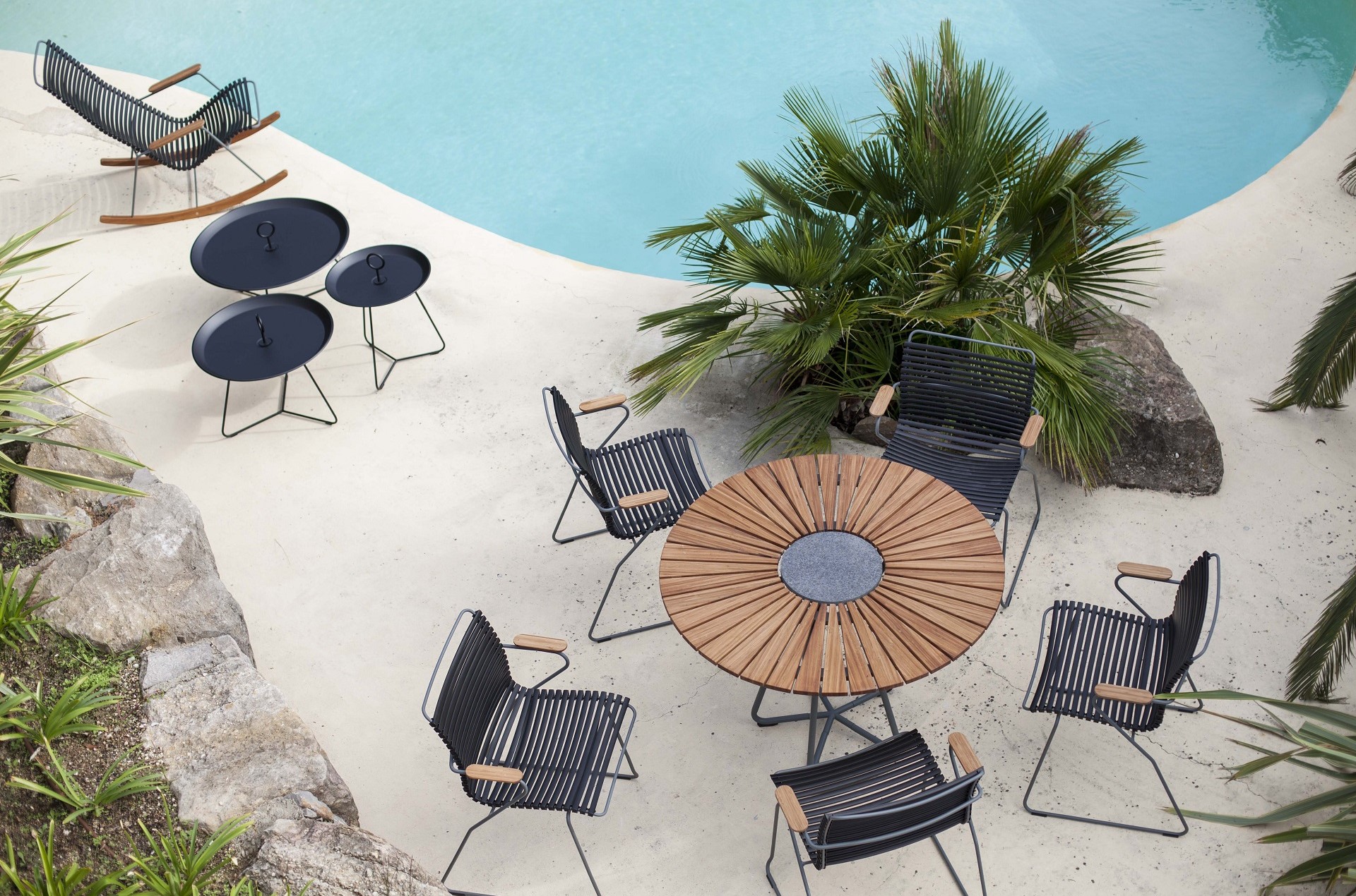 Gartentisch Circle aus dem Hause HOUE aus braunem Bambus in einem tropischen Umfeld am Pool